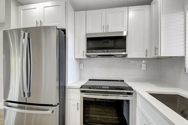 Building Photo - 300 Waterway Dr S