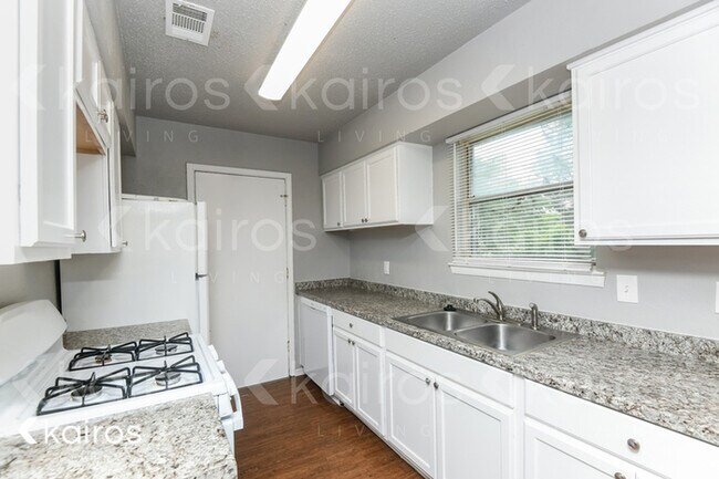 Building Photo - 607 Holly Lane