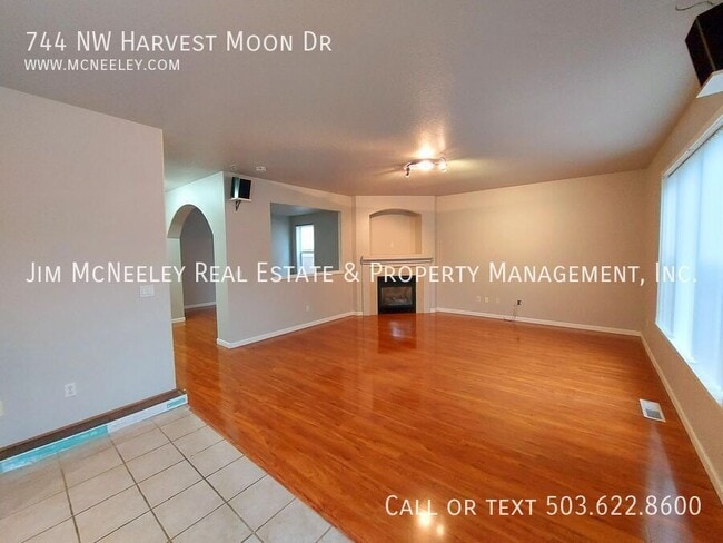 Building Photo - 744 NW Harvest Moon Dr
