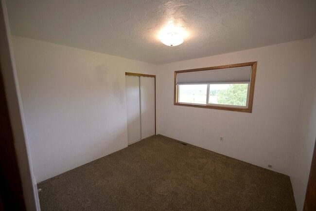 Building Photo - 4 bed, 2 bath, split level home in Sequim,...