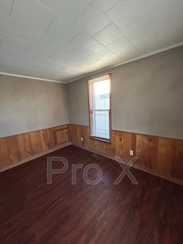 Building Photo - 1004 E 10th St