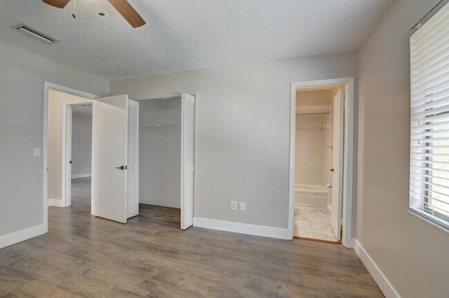 Building Photo - 6165 Belleza Ln