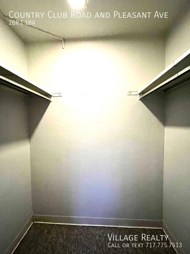 Building Photo - 605 Country Club Rd