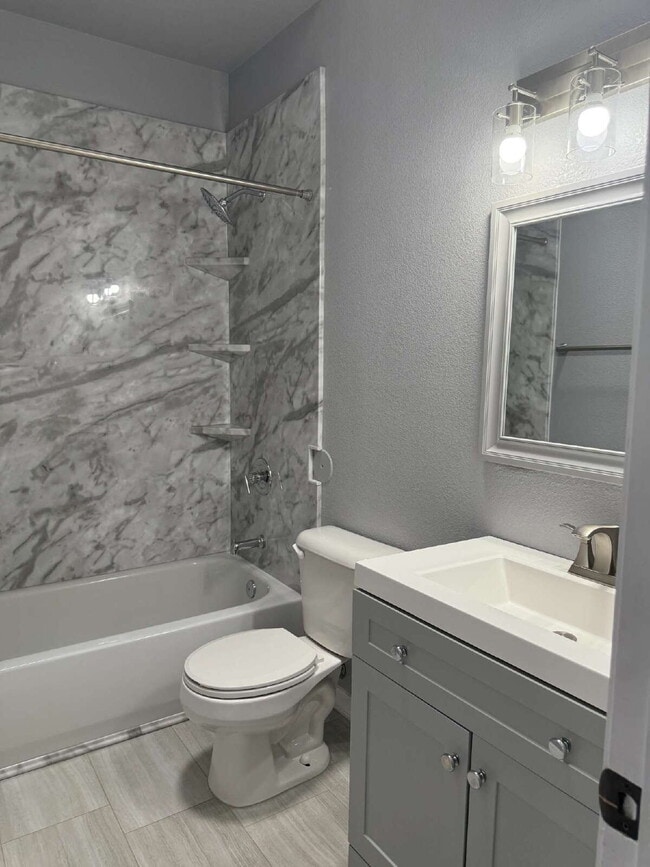 Building Photo - "Charming 3-Bedroom Retreat with 2 Full Ba...