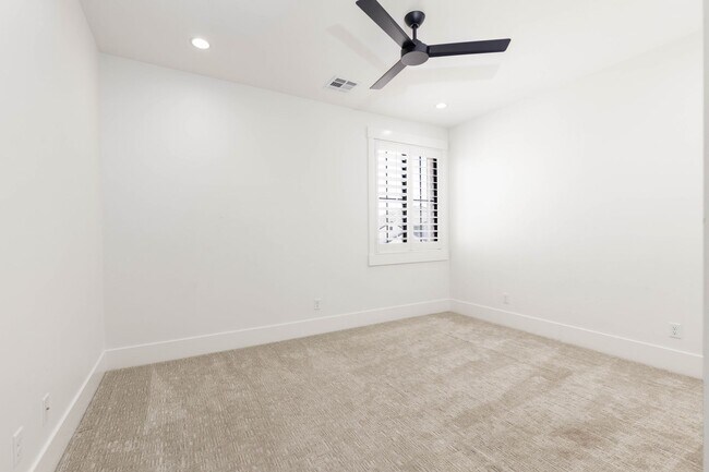 Building Photo - Beautiful 5 Bed 3.5 bath near Sunrise Valley Park In Washington.