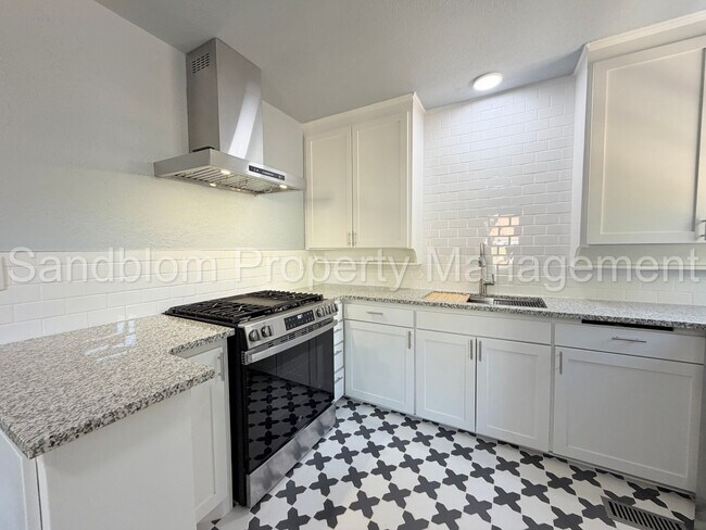 Building Photo - 3808 E 22nd St