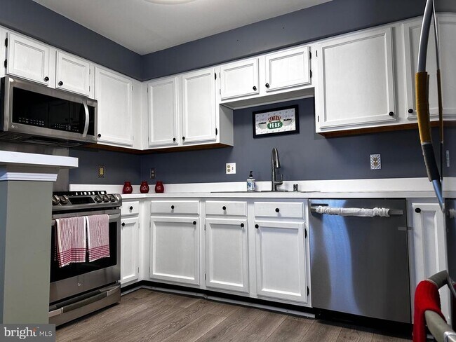 Building Photo - 8058 Lisle Dr