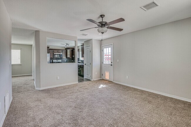 Building Photo - Beautiful East side House with 3 beds-2.5 ...