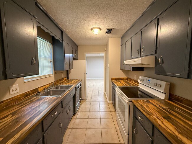 Building Photo - Well maintained 3 bedroom 2 bath home avai...