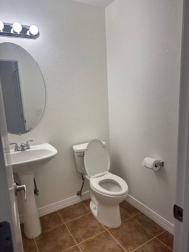 Building Photo - "Charming 2-Bed Townhouse Retreat with 2.5 Baths in Lochbuie – Spacious 1312 Sq. Ft. Living!"