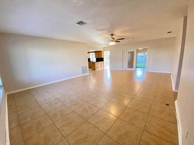 Building Photo - 213 NE 9th Ave