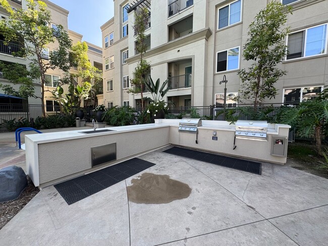 Building Photo - Stunning 1Bd/1Ba Condo in The Heart of Irv...