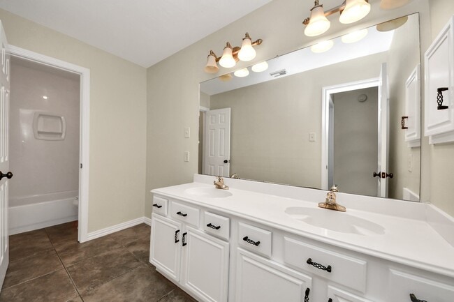 Building Photo - 1024 Glenview Dr