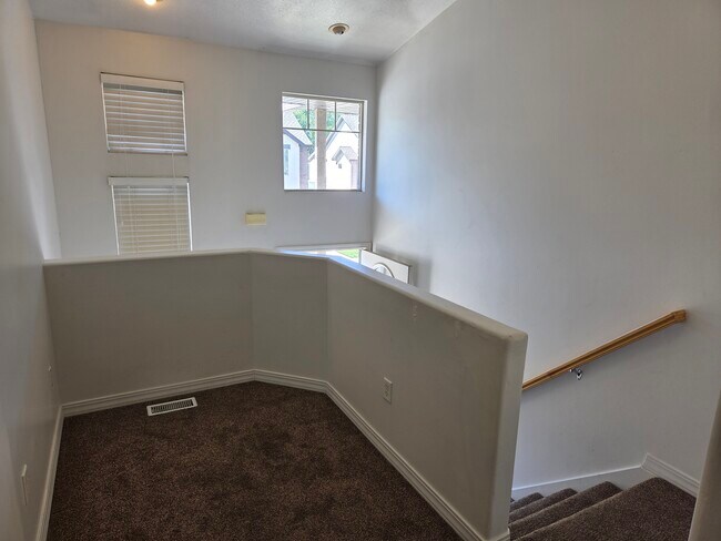 Building Photo - 212 Lyman Ln