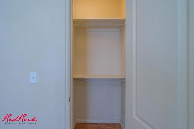 Building Photo - Fresh Carpet! Spacious 5-Bedroom Townhome