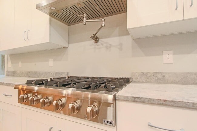 Building Photo - 22 Austin Ln