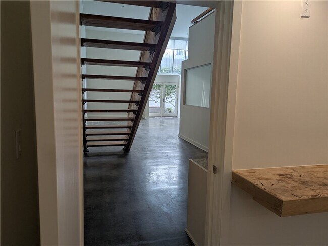 Building Photo - 615 Hampton Dr