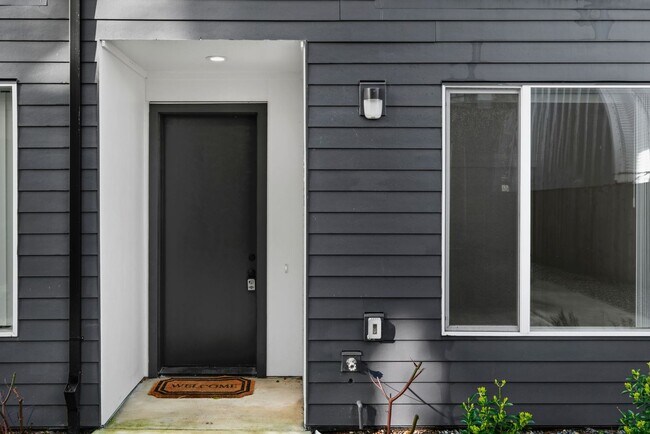 Building Photo - Vancouver Townhouses - Get 1 Month Free!