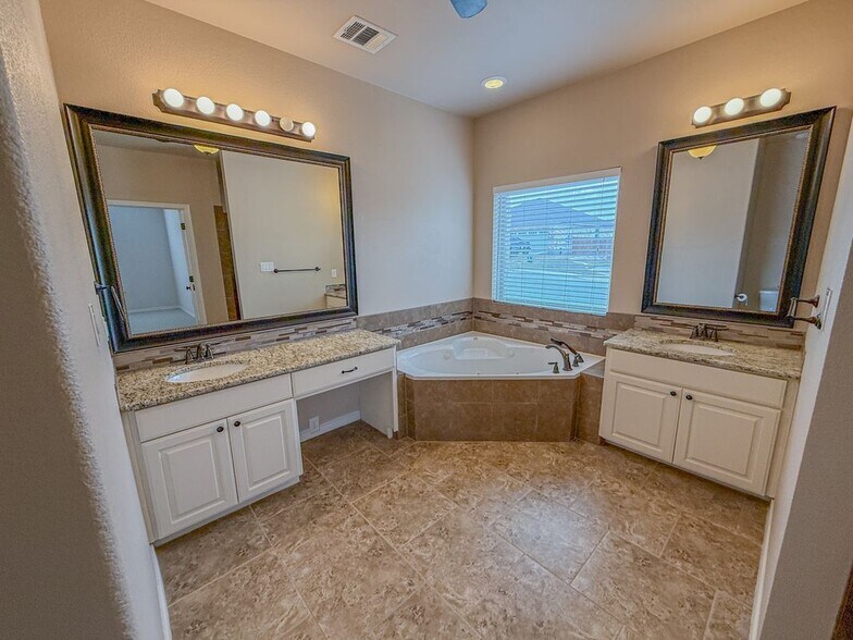 Building Photo - 300 Western Sky Trail