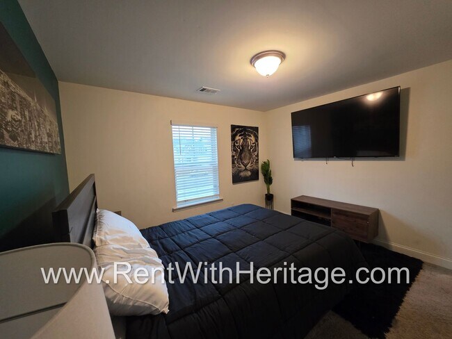 Building Photo - Amazing 5 Bedroom/ 3 Bath Home in Sweetwater, a Swim Tennis Community/ Attention to Detail / Grea...