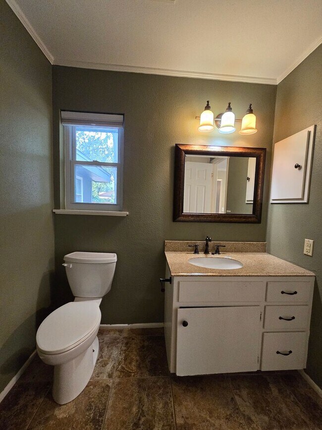 Building Photo - 1.5 Miles to Gruene / Fridge, Washer & Dryer Included / 2 Living Areas / Tons of Space / No Carpe...