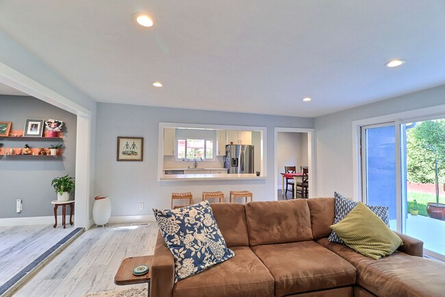 Building Photo - Stunning East Richmond Heights Home!