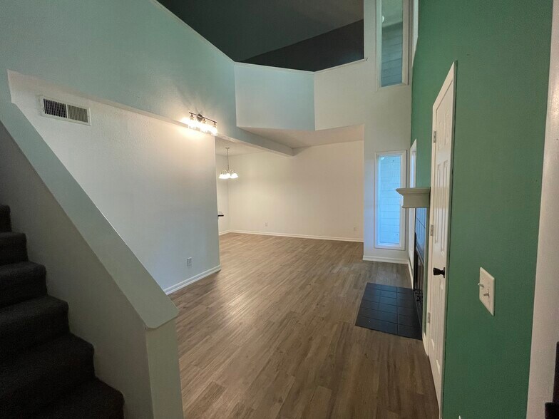 Building Photo - 930 E Primrose St