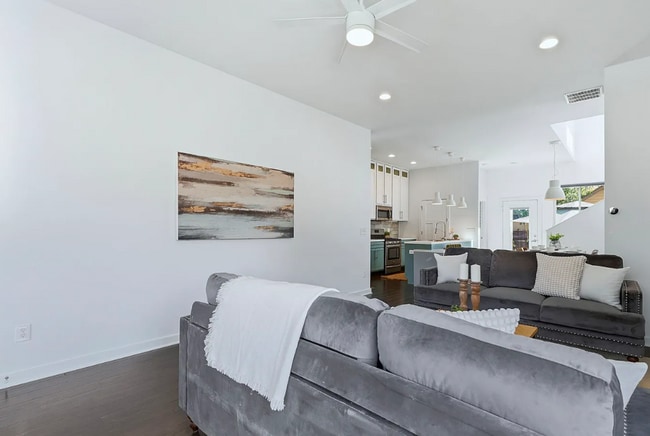 Building Photo - Beautiful 3 Bedroom 2.5 Bathroom Home!