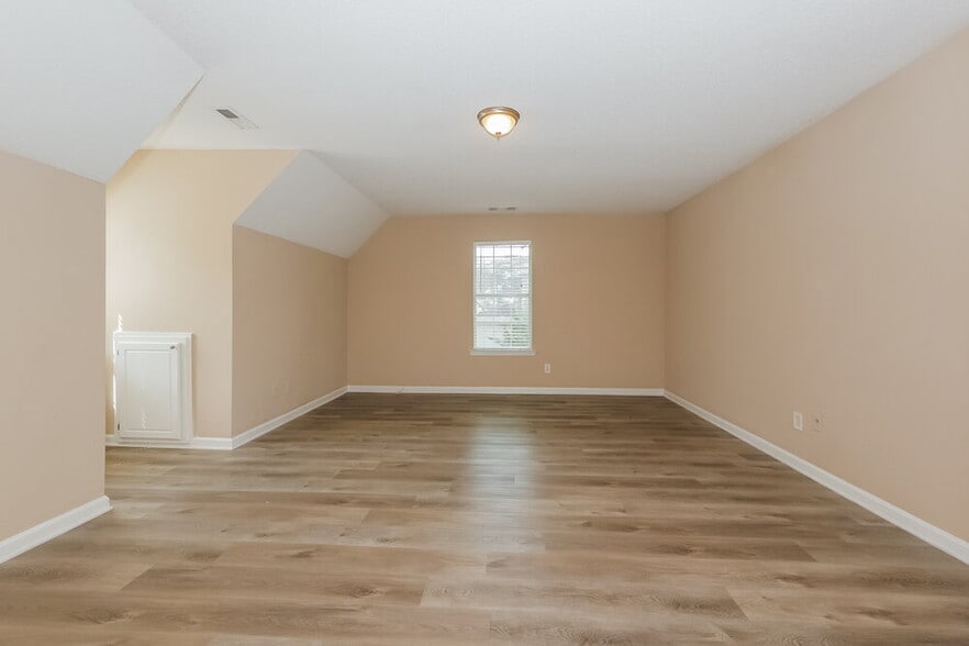 Building Photo - 255 Summer Hill Cir