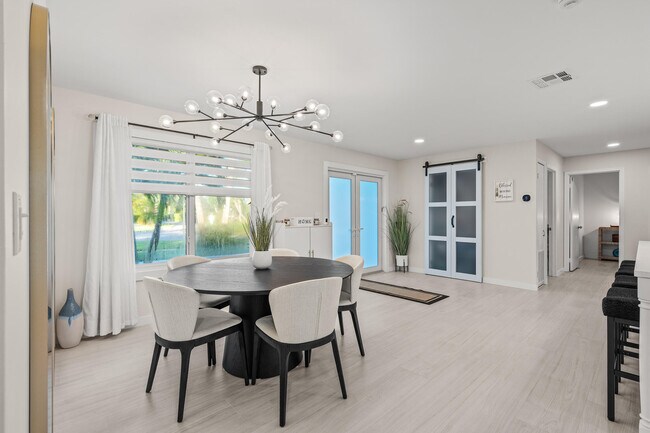 Building Photo - 9165 SE Yacht Club Cir