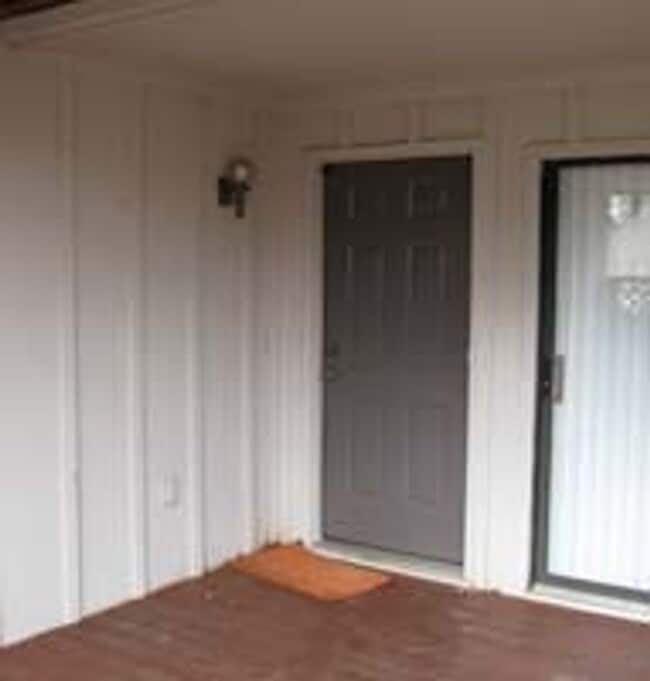 Building Photo - Lovely Townhouse in Finley Forest