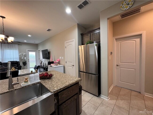 Building Photo - 23 N Soñador Dr