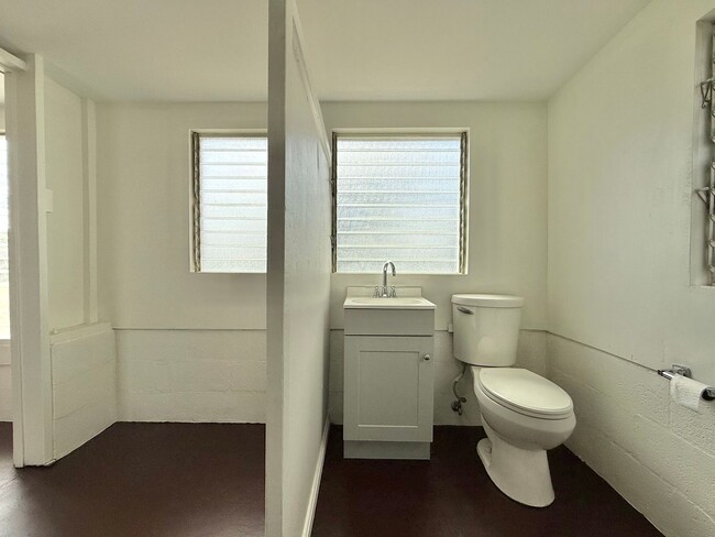 Building Photo - 4 Bedroom / 1.5 Bathroom Home on a Large Lot in Kahului!