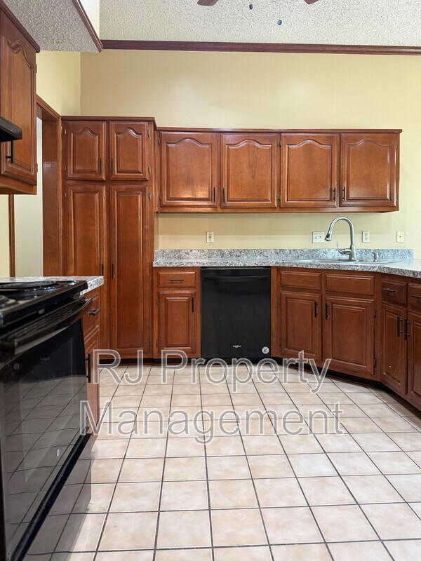 Building Photo - 6678 Spencer Forest Cove W