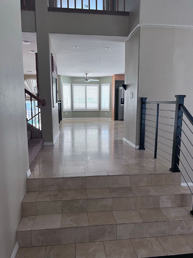 Building Photo - 5-bedroom split level home with GRASS/PRIVATE POOL