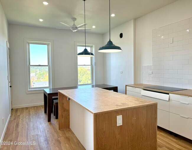Building Photo - 235 9th St
