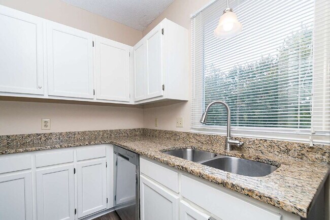 Building Photo - Chic & Cozy Condo in the heart of Raleigh!