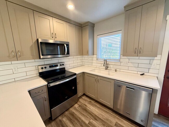Building Photo - 614 Lesser Dr