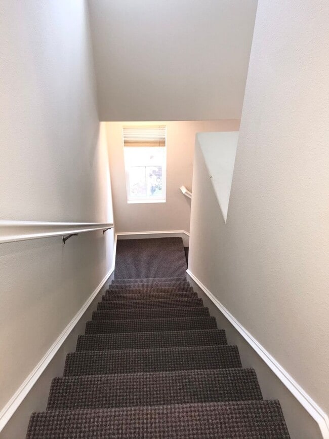 Building Photo - Located in the very popular northwest area...