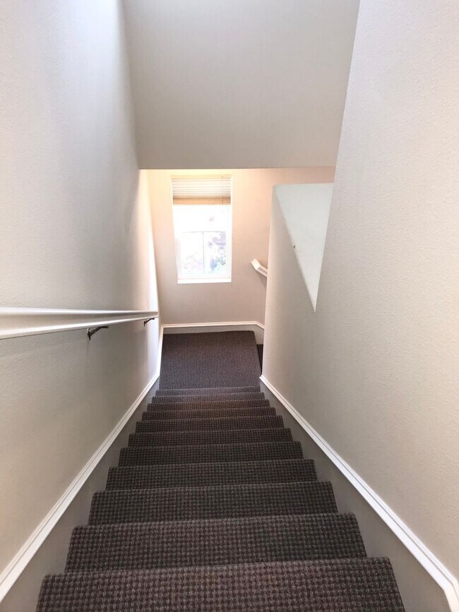 Building Photo - Located in the very popular northwest area in Glendale