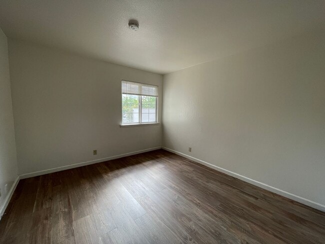 Building Photo - 3bd/2ba house close to great schools - Com...
