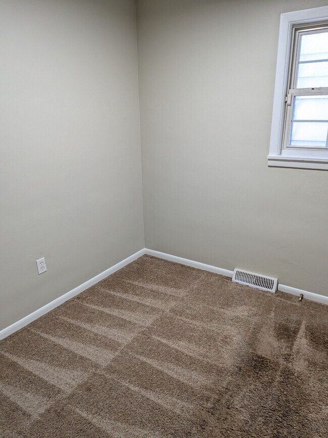 Building Photo - Spacious two bedroom apartment close to the city