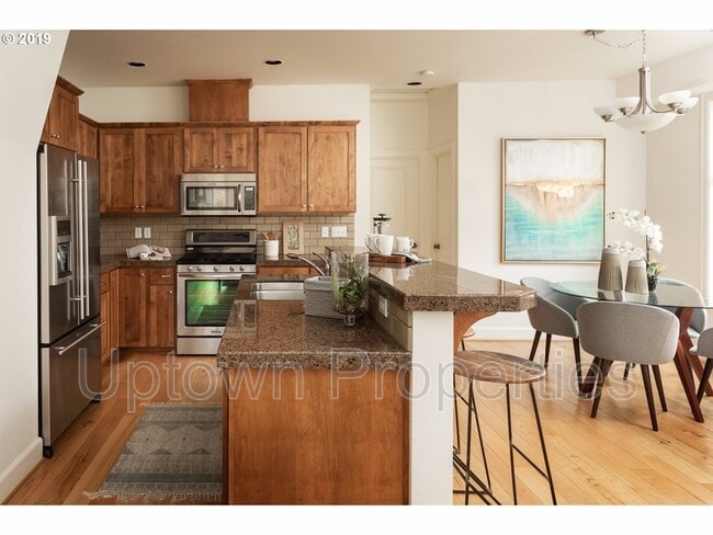 Building Photo - 1916 SW Idaho St