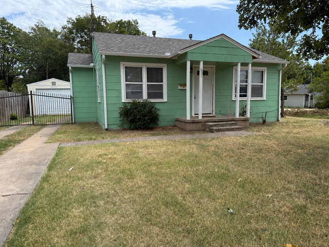 Building Photo - 631 Villa Dr