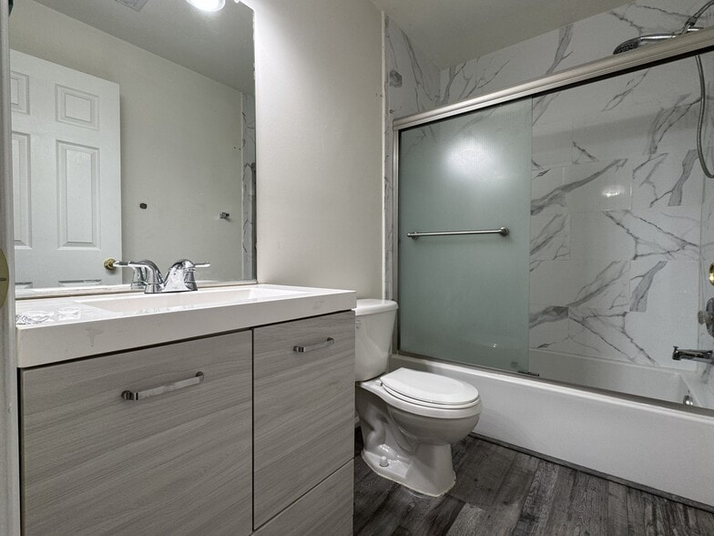 upstairs hallwaybath - 336 Baish Dr SE