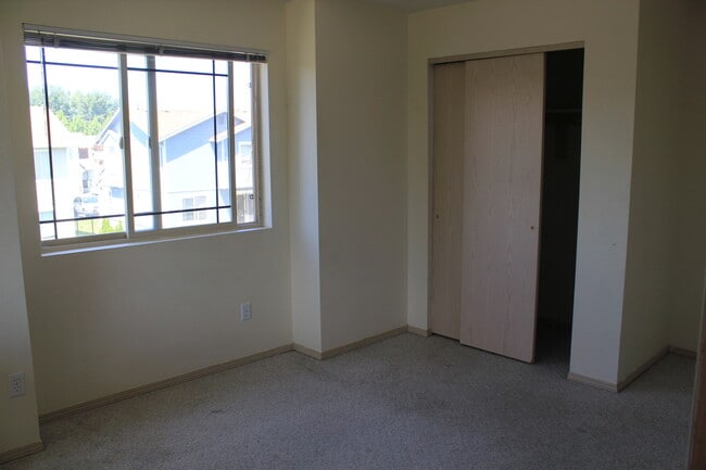 Building Photo - 503 River Ave