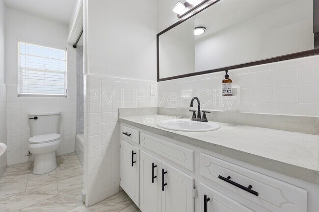 Building Photo - 2860 Cedarcrest Dr