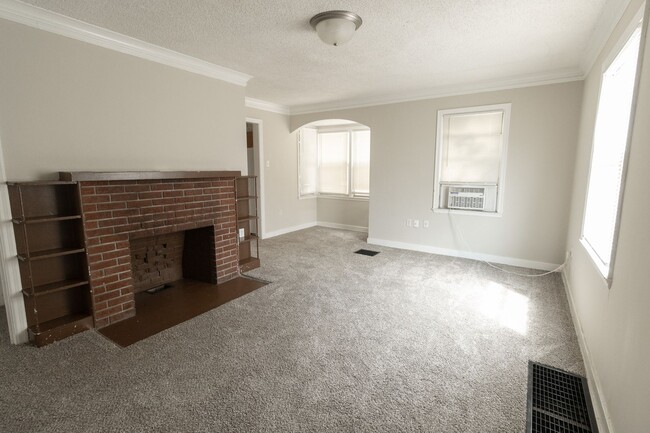 Building Photo - Downtown house off Hitt St!