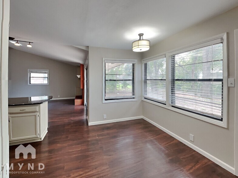 Building Photo - 925 Warren Way