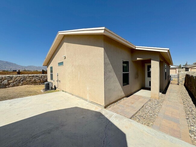 Building Photo - Northeast El Paso 3 Bed Refrig A/C